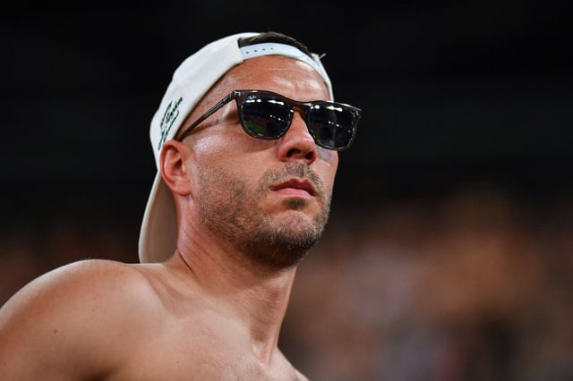 Bei nur 9 Grad war Lukas Podolski trotzdem oberkörperfrei unterwegs.