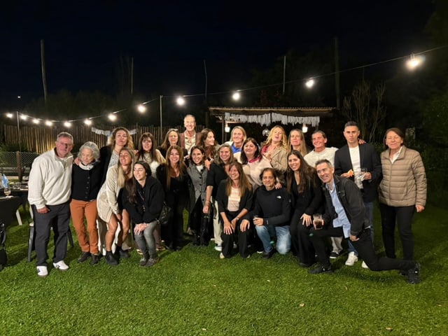 Las Leonas de Sidney 2000 y el cuerpo técnico del seleccionado que ganó la plata en esos Juegos Olímpicos se juntaron en la casa de Gabriel Minadeo, asistente técnico del entrenador Sergio Vigil, para celebrar los 25 años de aquella histórica medalla. Foto Gentileza