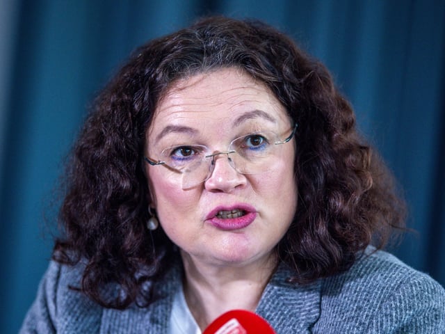 Die Chefin der Bundesagentur für Arbeit Andrea Nahles beantwortet bei einer Pressekonferenz Fragen.