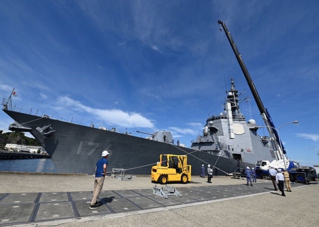 The Japanese destroyer JS Chokai conducts dummy Tomahawk missile-loading training at Yokosuka Naval Base, Japan, on September 25, 2025.