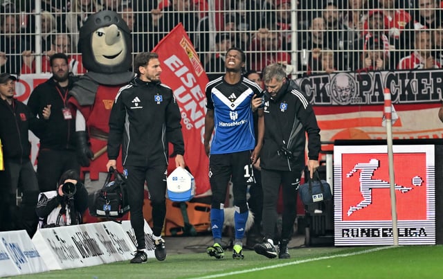 Schmerz, lass nach! HSV-Verteidiger Warmed Omari verletzte sich bei Union Berlin und wird vom Feld geführt.