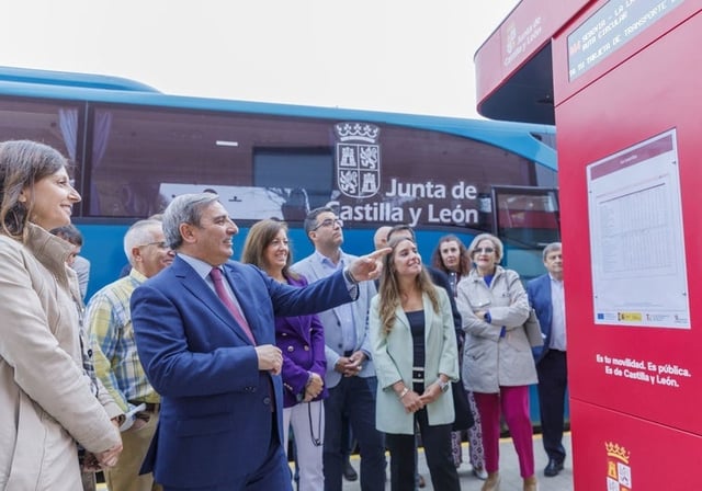 Sanz Merino, durante la visita a la nueva marquesina dentro del proyecto del Sistema Inteligente de Transporte