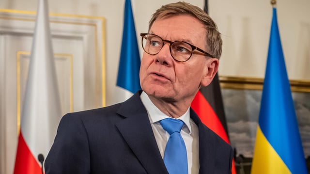 Johann Wadephul geht nach einer Pressekonferenz im Rahmen des Treffens im Format des Weimarer Dreiecks.