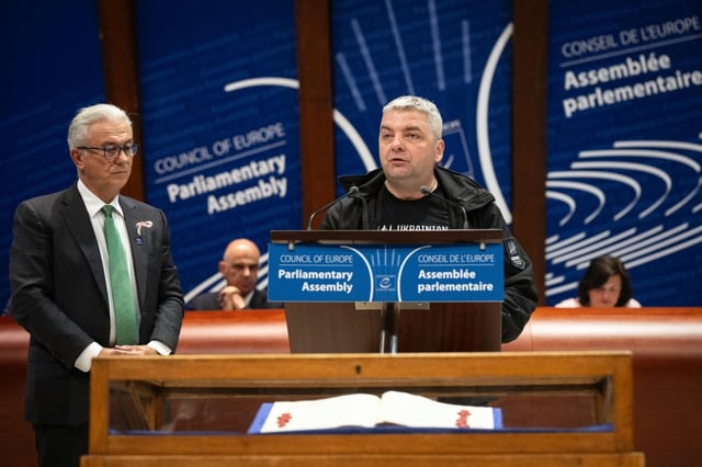 Le journaliste ukrainien Maxime Boutkevitch (c) et le président de l'Assemblée parlementaire du Conseil de l'Europe Theodoros Roussopolos (g), à Strasbourg le 29 septembre 2025