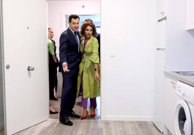 El presidente de la Junta y la vicepresidenta primera del Gobierno, este lunes en Sama Naharro