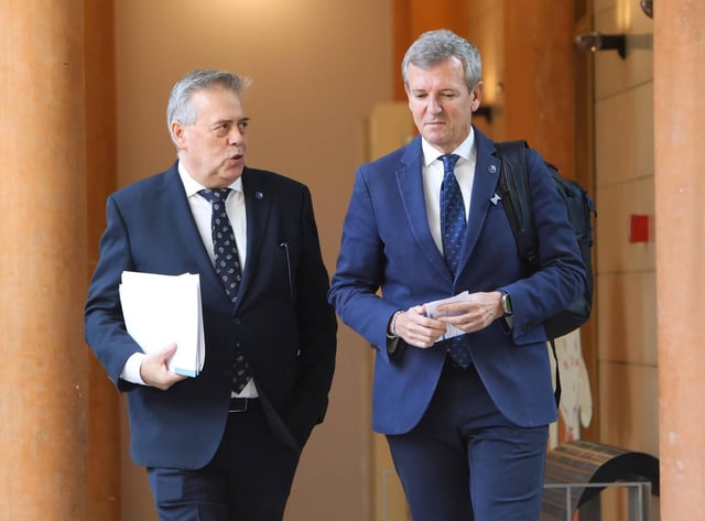 Alfonso Rueda y el conselleiro de Sanidade, Antonio Gómez Caamaño, tras el consello de la Xunta.