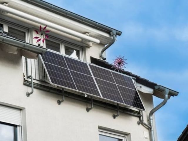 Die hohen Energiepreise belasten viele Deutsche. Ein Balkonkraftwerk hat den Stromverbrauch einer Familie in Bremen deutlich gesenkt. Wie viel Strom eingespart werden konnte, erfahren Sie im folgendem Video.