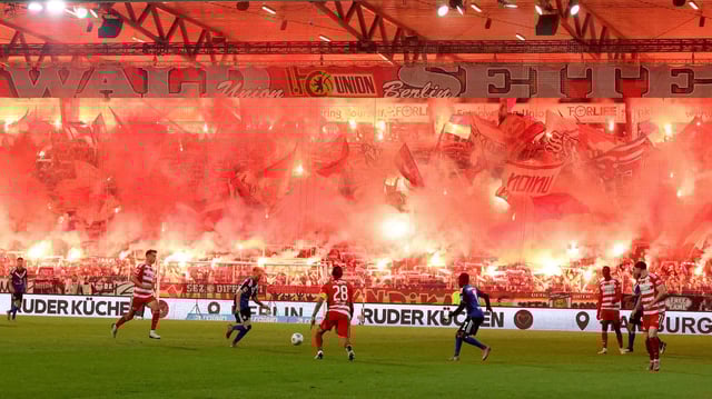 Erst ruhig, dann feurig: die Fans des 1. FC Union Berlin | Bild: IMAGO/Nordphoto