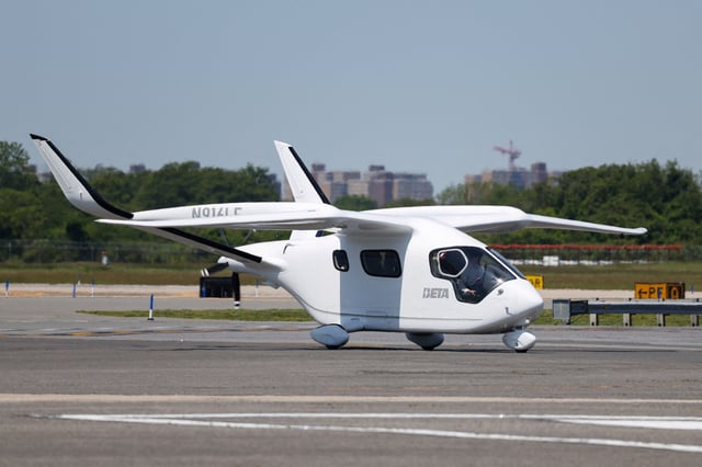 Aerospace manufacturer BETA Technologies' electric aircraft, ALIA, taxis at John F. Kennedy Airport in New York City, U.S., June 3, 2025. REUTERS/Kylie Cooper/File Photo