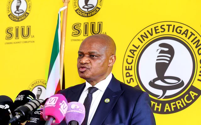 Advocate Andy Mothibi of the Special Investigating Unit (SIU) briefs members of the media to update the public on the interim report into the investigation at Tembisa Hospital. Mothibi was joined by Minister of Health Dr Aaron Motsoaledi, Deputy Minister Joe Phaahla, Gauteng Permier Panyaza Lesufi and Gauteng MEC for Health Nomantu Nkomo-Ralehoko. (Photo: Jairus Mmutle / GCIS)