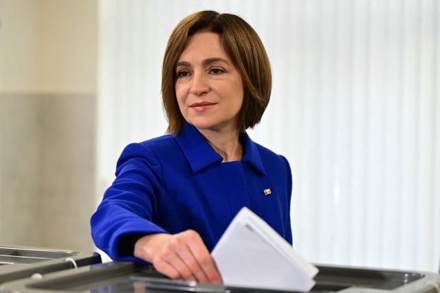 La presidenta de Moldavia, Maia Sandu, emite su voto en el Instituto Teórico Petru Rares durante las elecciones parlamentarias. (Foto de Daniel MIHAILESCU / AFP).