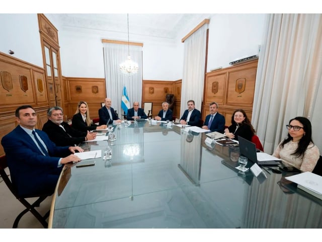 Los integrantes del Consejo de Mayo se reúnen en la Casa Rosada.