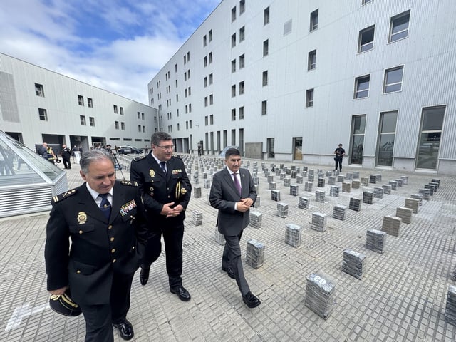 Pedro Blanco, dereita, cos mandos policiais, ante a droga intervida na Pobra.