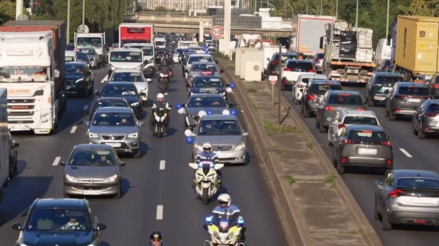 Les auto-écoles manifestent lundi 29 septembre pour dénoncer le manque de place à l'examen du permis de conduire. Plusieurs milliers de manifestants sont attendus à Paris. Les opérations escargot ont lieu depuis tôt dans la matinée.