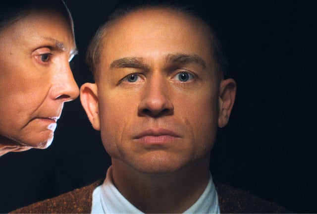 El actor británico Charlie Hunnam está acompañado de figuras como Laurie Metcalf a lo largo de los 8 episodios de "Monster: The Ed Gein Story" (Foto: Netflix)