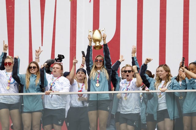 LONDON, ENGLAND - SEPTEMBER 28: Zoe Aldcroft of England Red Roses lifts the Women's World Cup trophy as she celebrates with teammates during the England Red Roses World Cup victory celebration at Battersea Power station on September 28, 2025 in London, England. England defeated Canada 33-13 in the Women's Rugby World Cup 2025 Final. (Photo by John Phillips/Getty Images)