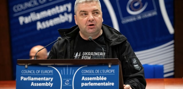 Le journaliste ukrainien Maxime Boutkevitch, à la tribune du Conseil de l'Europe à Strasbourg (France), le 29 septembre 2025
