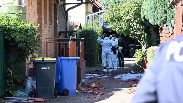 Nach dem tödlichen Hausbrand in Berlin fahndet die Polizei nach zwei Männern.