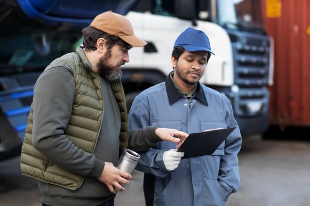 Nuevas restricciones y consecuencias en las licencias de conducir comerciales para camioneros migrantes en EE.UU.