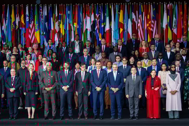 Ernest Urtasun, Salvador Illa, Pedro Sánchez y Ernesto Ottone, subdirector general de Cultura de la UNESCO, en el centro de la foto de ministros de Cultura presentes en Mondiacult, este lunes