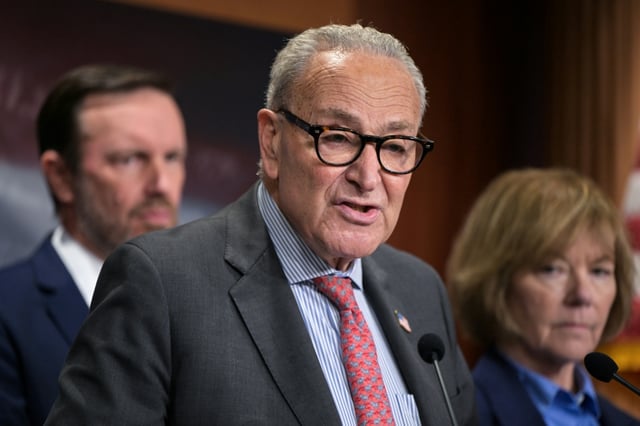 Le chef de la minorité démocrate au Sénat américain, Chuck Schumer, lors d'un point presse au Capitole de Washington, le 18 septembre 2025