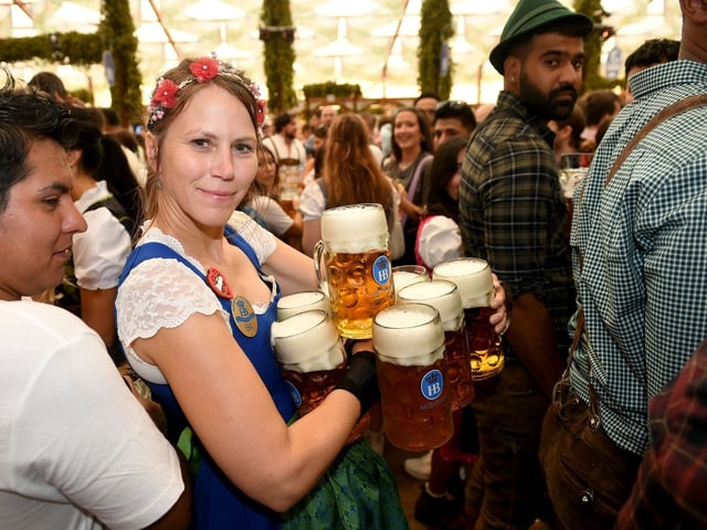 Bedienung auf dem Oktoberfest bringt Bier: Mit einer Unze Gold bekäme man rund 190 Maß