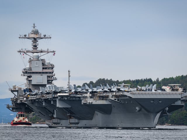 Der Flugzeugträger USS Gerald R. Ford bei seiner Abreise aus dem Hafen von Oslo im Jahr 2023.