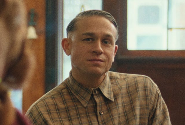 La serie de Netflix "Monster: The Ed Gein Story", protagonizada por Charlie Hunnam, explora los mecanismos mentales que llevaron a un hombre aparentemente común a convertirse en un monstruo (Foto: Netflix)