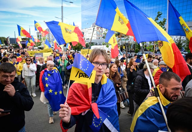 Partidarios del Partido Acción y Solidaridad (PAS) asisten a un mitin del PAS en Chisináu el 26 de septiembre de 2025, antes de las elecciones parlamentarias