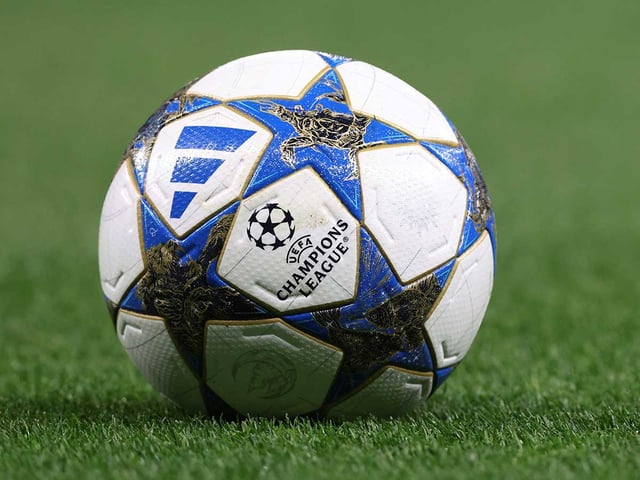 Balón de la Champions League 2025-2026 sobre el césped.