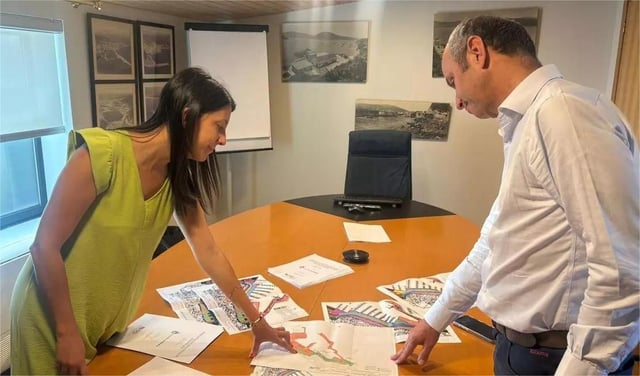 Imagen de archivo de la portavoz del PP de Ribeira, María Sampedro, y el portavoz del PBBI, Vicente Mariño.