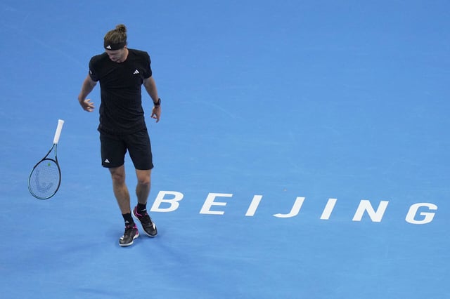 Alexander Zverev wirft aus Frust seinen Schläger weg.