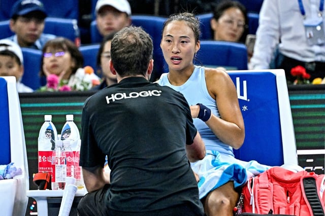 La Chinoise Zheng Qinwen a abandonné au troisième set de son match face à Linda Noskova, le 29 septembre 2025 lors du tournoi de Pékin. Elle revenait tout juste d'une blessure au coude contractée début juillet