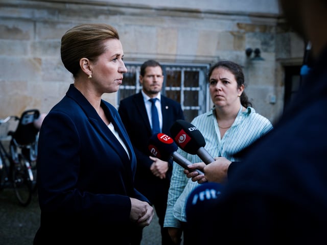 La primera ministra Mette Frederiksen ofrece una rueda de prensa en el Palacio de Christiansborg y comenta la actividad de drones en el aeropuerto de Copenhague, en Copenhague, Dinamarca, el 23 de septiembre de 2025. Se avistaron drones cerca del aeropuerto de Copenhague en la tarde del 22 de septiembre, y el espacio aéreo sobre Copenhague permaneció cerrado durante cuatro horas en la noche del 23 de septiembre. (Dinamarca, Copenhague) EFE/EPA/Emil Nicolai Helms 