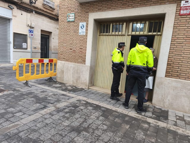 Visita de la policía local a los mayores para informarles sobre la alerta roja.