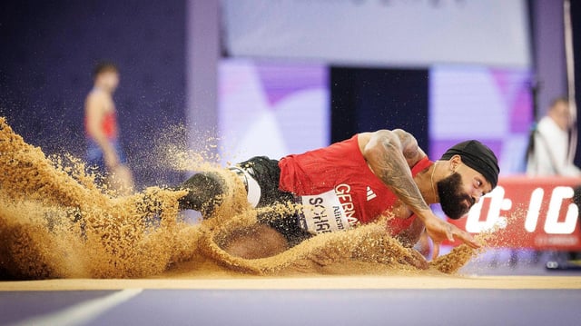Para-Weitspringer Leon Schäfer landet beim Sprungversuch beim Paralympics-Finale in Paris in der Sandgrube.
