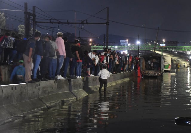 EUM20211003SOC22.JPG
CIUDAD DE MÉXICO,. Rains/Lluvias/CDMX.- Este domingo 3 de octubre de 2021, se mantuvo cerrada la calzada Ignacio Zaragoza y Puente de la Concordia en Iztapalapa, tras encharcamientos provocados por las lluvias. Foto: Agencia EL UNIVERSAL/Armando Martínez/RDB.