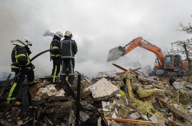 Ataque ruso en una zona residencial de Kiev el 25 de mayo de 2025. | Crédito: EFE/EPA/SERGEY DOLZHENKO