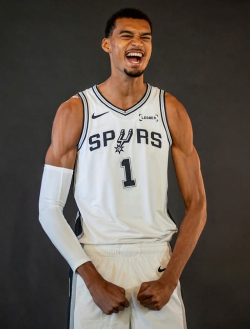 Victor Wembanyama pose pour des photos promotionnelles lors de la journée consacrée aux médias des San Antonio Spurs, le 29 septembre 2025 à Santonio, au Texas