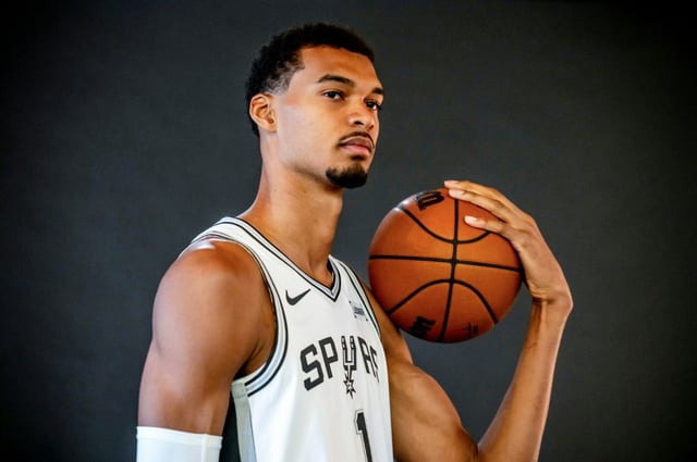 Victor Wembanyama pose pour des photos promotionnelles lors de la journée consacrée aux médias des San Antonio Spurs, le 29 septembre 2025 à Santonio, au Texas