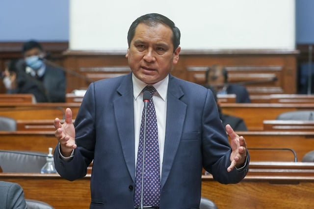 Flavio Cruz, de Perú Libre, defendió los gastos para "comisionados" en provincias. (Foto: Congreso)