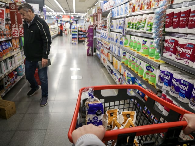 Una persona realiza las compras en el supermercado 23 de Septiembre 2025. Foto/Antonio Becerra. - FTP CLARIN IMG_9761.jpg Z Invitado