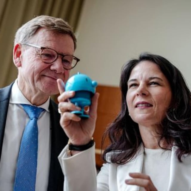 Bei einem Treffen zwischen Bundesaußenminister Johann Wadephul und seiner Amtsvorgängerin Annalena Baerbock kommt es zu einem Moment, in dem der CDU-Mann ins Staunen verfällt.