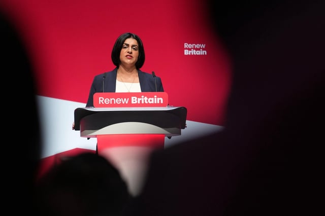 La ministra del Interior británica, Shabana Mahmood, durante el congreso del Partido Laborista, este lunes en Liverpool.