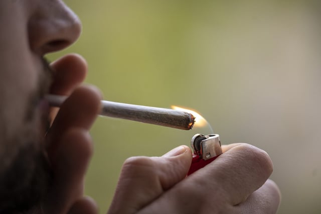 Mann raucht Cannabis (Symbolbild).