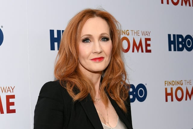 Die britische Autorin der weltberühmten "Harry Potter"-Romane, J.K. Rowling, hat die britische Schauspielerin Emma Watson als "ignorant" in Transgender-Fragen bezeichnet. Rowling wird schon seit Jahren Transfeindlichkeit vorgeworfen.