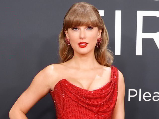 Taylor Swift had dinner with Brittany Lynne in her custom Lorraine Schwartz "T" necklace