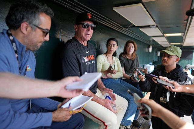 SAN FRANCISCO, CALIFORNIA - SEPTEMBER 27: Bob Melvin #6 of the San Francisco Giants prepares for the game at Oracle Park on September 27, 2025 in San Francisco, California. (Photo by Andy Kuno/San Francisco Giants/Getty Images)