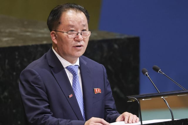 El viceministro de Relaciones Exteriores de la República Popular Democrática de Corea, Kim Son Gyong, interviene durante el debate general del 80.º período de sesiones de la Asamblea General de las Naciones Unidas en la sede de la organización en Nueva York, Estados Unidos, el 29 de septiembre de 2025. Foto: EFE/EPA/SARAH YENESEL