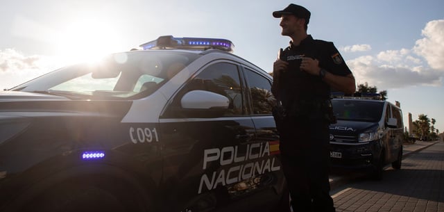 Ein spanischer Polizist patrouilliert am Strand von El Arenal auf Mallorca